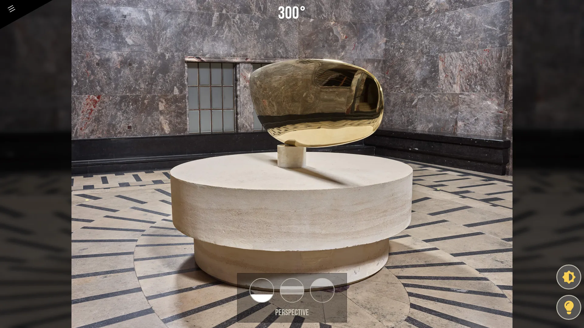 Ista skulptura na 300°: stvarna fotografija iz druge tačke kruženja, ne 3D model.